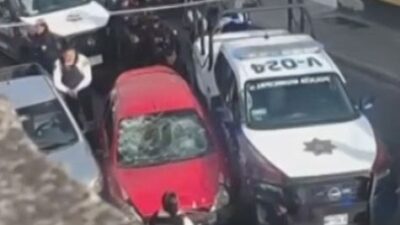 VIDEO: Prestamista ‘gota a gota’ dispara contra una casa y arrolla a un policía