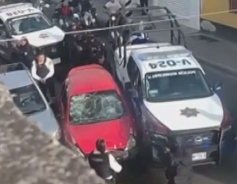 VIDEO: Prestamista ‘gota a gota’ dispara contra una casa y arrolla a un policía