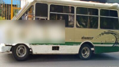 VIOLENCIA: Microbusero sube a un taxi Tsuru y mata de un tiro al conductor