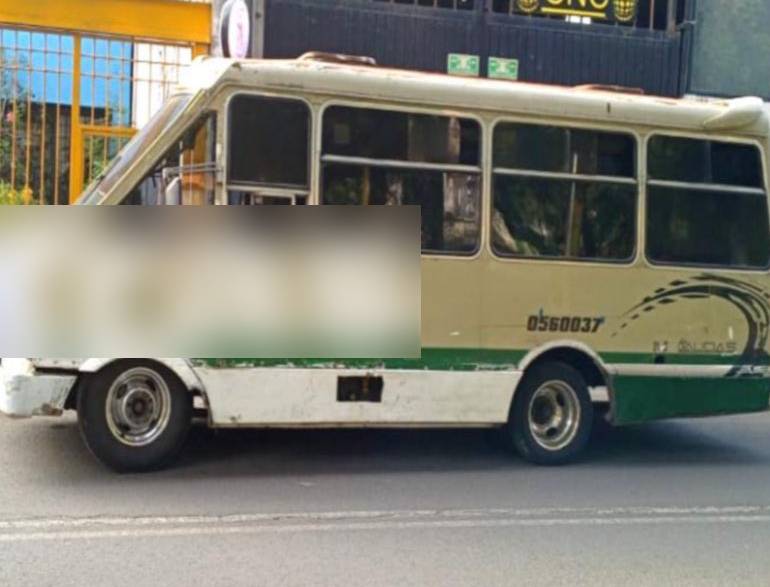 VIOLENCIA: Microbusero sube a un taxi Tsuru y mata de un tiro al conductor