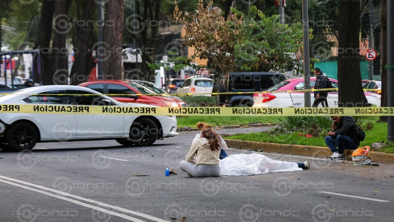 DRAMÁTICO. Motociclista perdió el control y se mató contra un poste; su amigo está grave