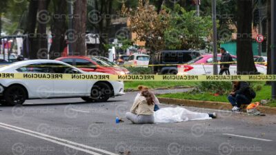 DRAMÁTICO. Motociclista perdió el control y se mató contra un poste; su amigo está grave