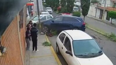 VIDEO: Conductora novata casi aplasta a una señora con sus dos hijos pequeños