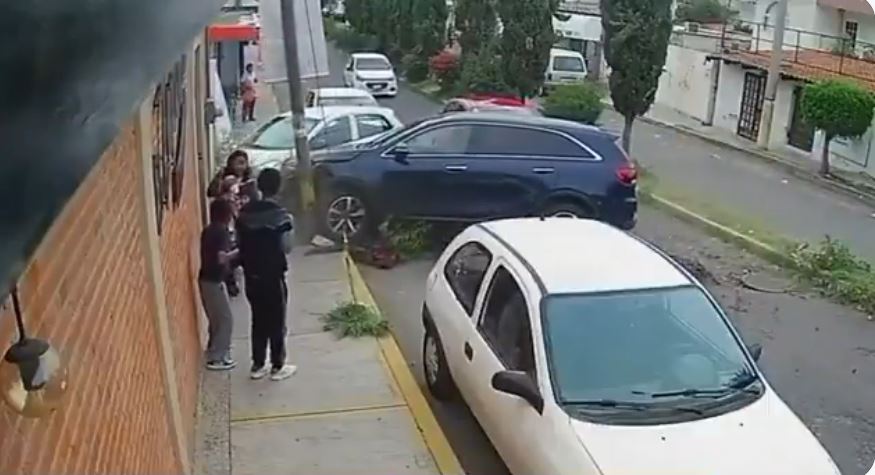 VIDEO: Conductora novata casi aplasta a una señora con sus dos hijos pequeños