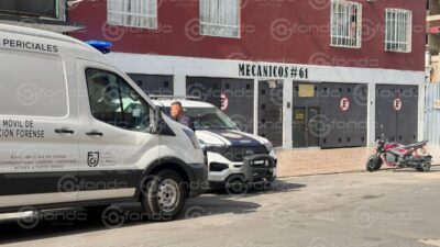 INHUMANO. Un señor sin hogar murió hace tres días en la banqueta y hasta hoy lo recogieron