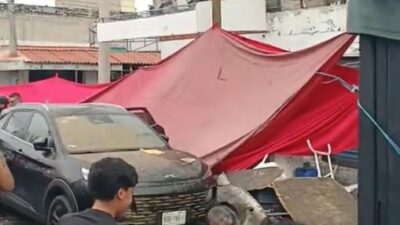 IMPRUDENCIA: Niña prende la camioneta de su papá y arrolla a clientes de puesto de carnitas
