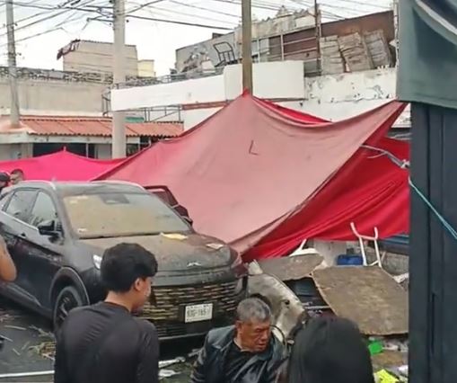 IMPRUDENCIA: Niña prende la camioneta de su papá y arrolla a clientes de puesto de carnitas