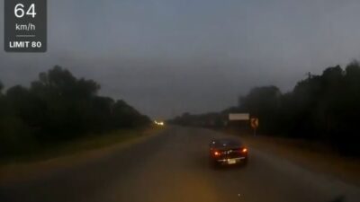 VIDEO: Camión de personal invade carril y provoca tremendo choque; hay muertos