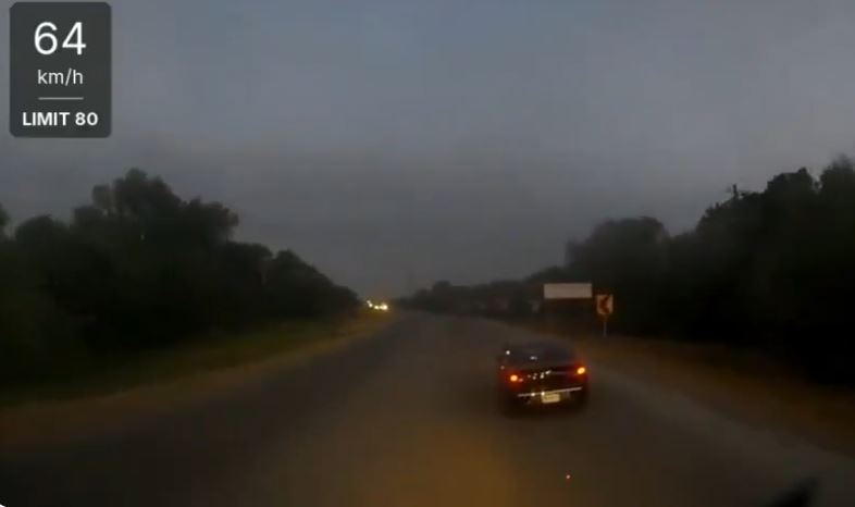 VIDEO: Camión de personal invade carril y provoca tremendo choque; hay muertos