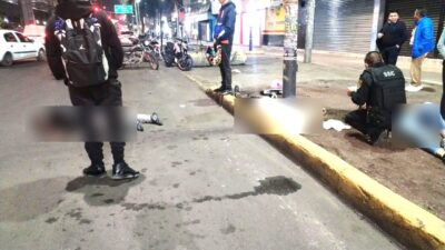 TRAGEDIA: Motociclistas chocan entre sí y salen volando; hay un muerto