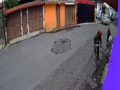 VIDEO: Depredador en bicicleta ataca a mujeres solas en calles de Edomex