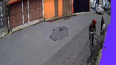 VIDEO: Depredador en bicicleta ataca a mujeres solas en calles de Edomex