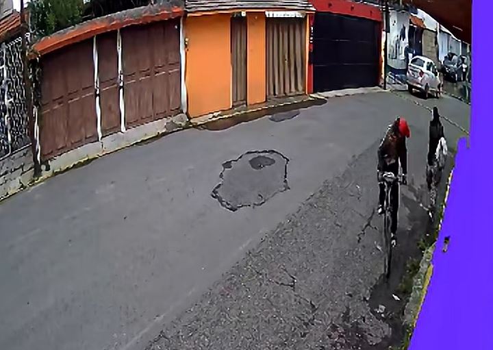 VIDEO: Depredador en bicicleta ataca a mujeres solas en calles de Edomex