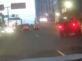 VIDEO: Conductora es aterrorizada por un sujeto a bordo de una Jeep