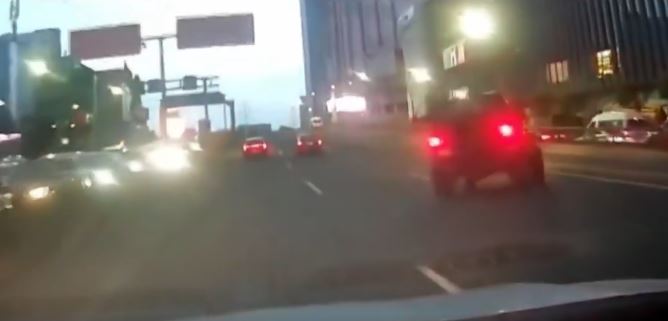 VIDEO: Conductora es aterrorizada por un sujeto a bordo de una Jeep