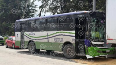 DESASTROSO. Autobús de pasajeros choca contra un camión de carga; reportan 11 heridos