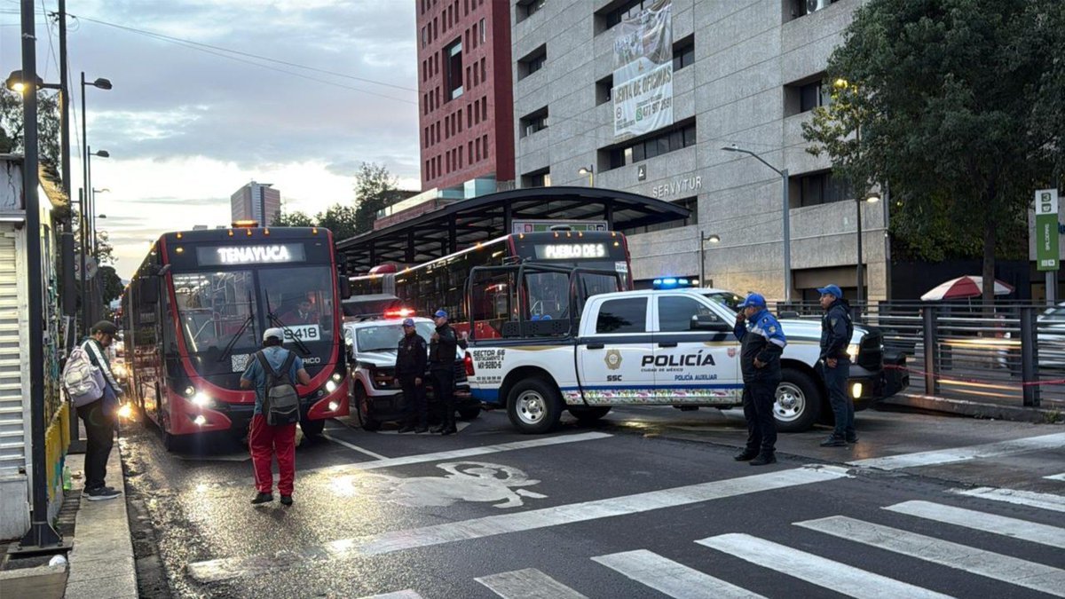 TERRIBLE: Ella cruzaba la avenida y murió bajo una unidad del Metrobús