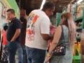 VIDEO: Familia prueba helados, los ensucia y regresa a congeladores de una Aurrerá