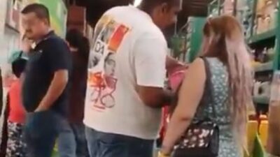 VIDEO: Familia prueba helados, los ensucia y regresa a congeladores de una Aurrerá