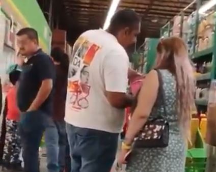VIDEO: Familia prueba helados, los ensucia y regresa a congeladores de una Aurrerá