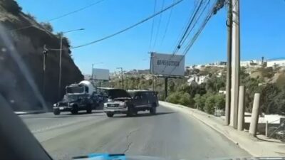 VIDEO: Camioneta cae 20 metros al barranco con una adolescente dentro