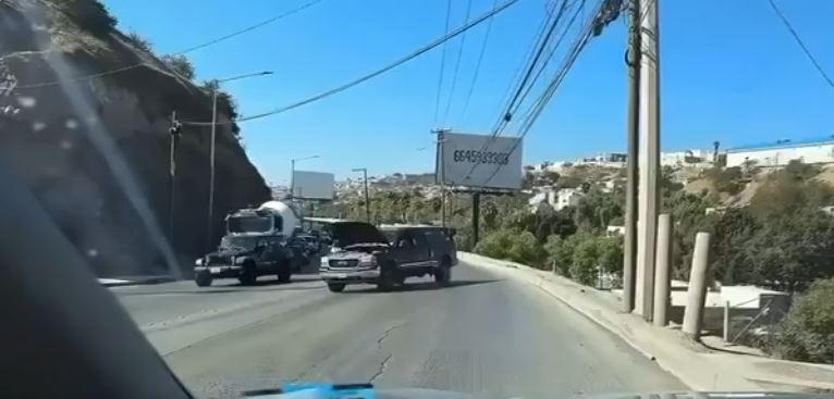 VIDEO: Camioneta cae 20 metros al barranco con una adolescente dentro