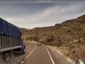 VIDEO: Motociclista muere aplastado por un camión por querer rebasar
