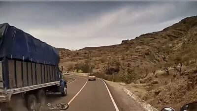 VIDEO: Motociclista muere aplastado por un camión por querer rebasar