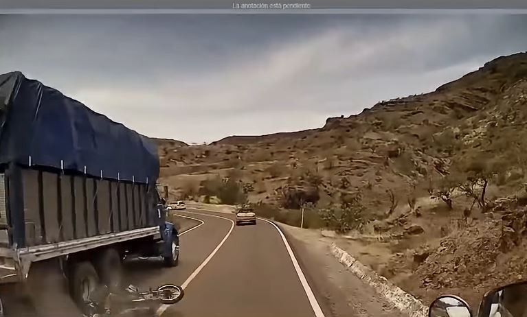 VIDEO: Motociclista muere aplastado por un camión por querer rebasar