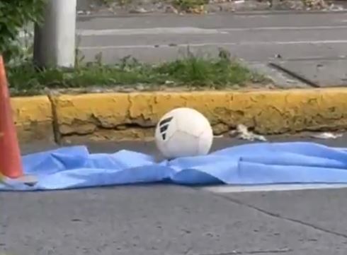 DESGARRADOR: Abuela fue por su nieto al ‘fut’ y luego un camión los arrolló