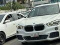 VIDEO. Conductor de un BMW intimida a un adulto mayor y le rompe el cristal de su carro