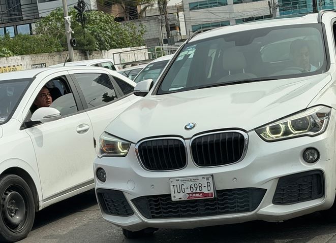 VIDEO. Conductor de un BMW intimida a un adulto mayor y le rompe el cristal de su carro