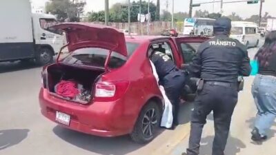 VIDEO: ‘Súper policía’ se pone la capa y ayuda a una mujer a dar a luz