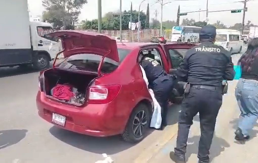 VIDEO: ‘Súper policía’ se pone la capa y ayuda a una mujer a dar a luz