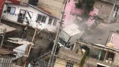 PÁNICO: Camioneta sin frenos y en bajada se estrella contra una casa en Edomex; hay heridos