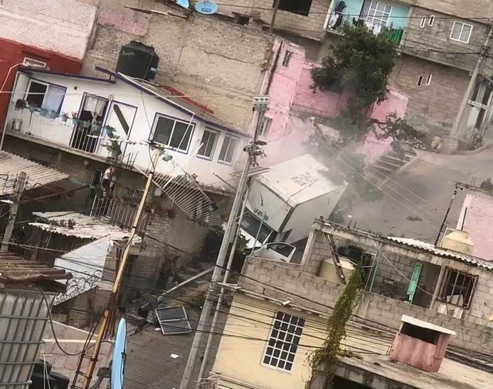 PÁNICO: Camioneta sin frenos y en bajada se estrella contra una casa en Edomex; hay heridos