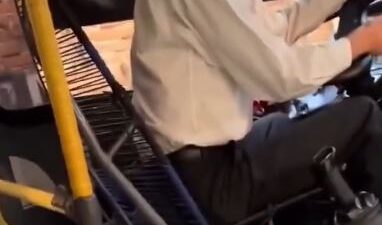 VIDEO: ‘¡Pinche hambriento!’; chofer y pasajeros se gritan de todo a medio viaje