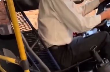 VIDEO: ‘¡Pinche hambriento!’; chofer y pasajeros se gritan de todo a medio viaje