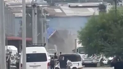 VIDEO: Camión refresquero se queda sin frenos en una pendiente y salió ‘volando’