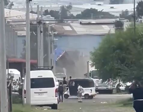 VIDEO: Camión refresquero se queda sin frenos en una pendiente y salió ‘volando’