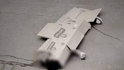 INDIGNANTE: Motociclista sin casco muere y policías solo lo tapan con un cartón