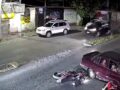 VIDEO: Motociclista se estrella de frente contra un Tsuru y queda malherido