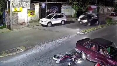 VIDEO: Motociclista se estrella de frente contra un Tsuru y queda malherido