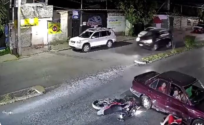 VIDEO: Motociclista se estrella de frente contra un Tsuru y queda malherido