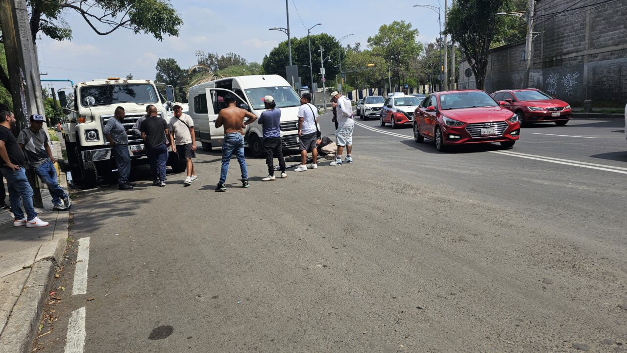 IMPRUDENCIA: Señor iba en un scooter eléctrico sobre un eje vial y un camión lo arrolló
