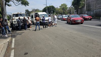 IMPRUDENCIA: Señor iba en un scooter eléctrico sobre un eje vial y un camión lo arrolló