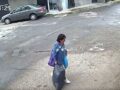 VIDEO: ‘Fina dama’; señora saca la basura de su casa para dejarla en la banqueta de vecinos