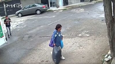VIDEO: ‘Fina dama’; señora saca la basura de su casa para dejarla en la banqueta de vecinos