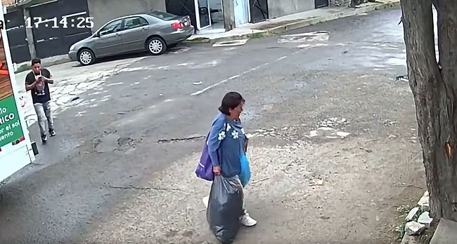 VIDEO: ‘Fina dama’; señora saca la basura de su casa para dejarla en la banqueta de vecinos