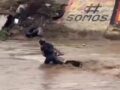 VIDEO: Motociclista se aferra a cruzar una corriente de agua y pone en riesgo a varias personas